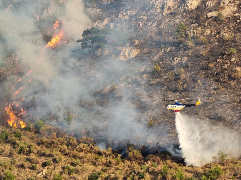 Χίος: Μάχη των πυροσβεστικών δυνάμεων με τις διάσπαρτες εστίες – «Στάχτη» 13.000 στρέμματα