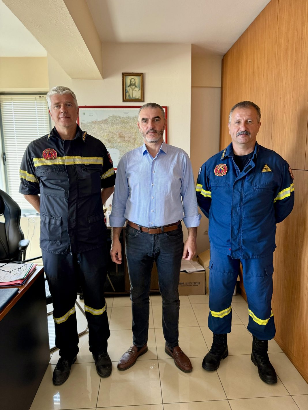 Επίσκεψη του Μανόλη Χνάρη στην Πυροσβεστική Υπηρεσία Ρεθύμνης