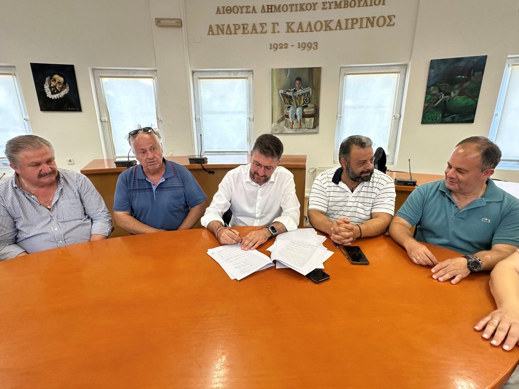 Ο Δήμαρχος Μαλεβιζίου υπέγραψε σύμβαση για την αποκατάσταση αγροτικών δρόμων στον Κρουσώνα