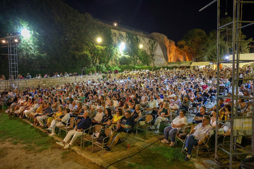 Θερμό χειροκρότημα στον Βασίλη Λέκκα στο Ηράκλειο και στις Αρχάνες