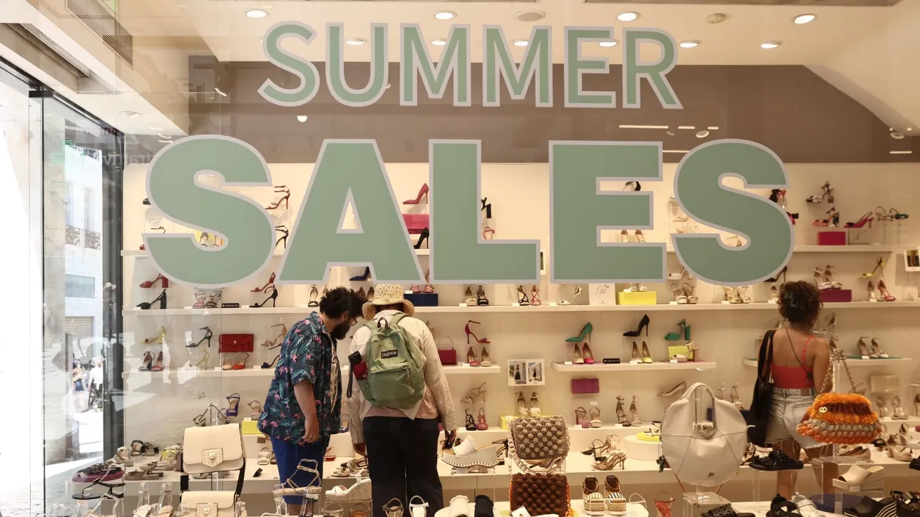 Πότε τελειώνουν οι καλοκαιρινές εκπτώσεις – Τι να προσέξουν οι καταναλωτές