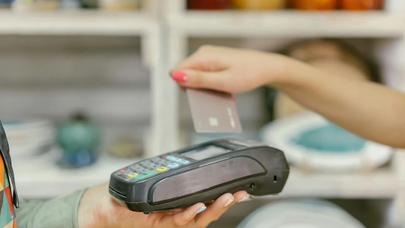 Επίδομα ανεργίας: Μόνο το 50% σε μετρητά – Πώς θα λειτουργεί η προπληρωμένη κάρτα