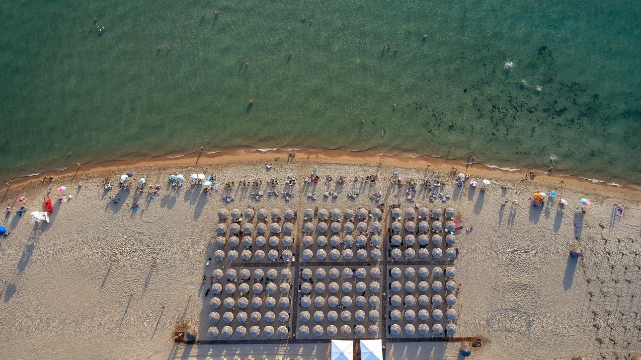 «Σφραγίστηκε» το beach bar της Χαλκιδικής μετά την αιματηρή συμπλοκή από τους πυροβολισμούς