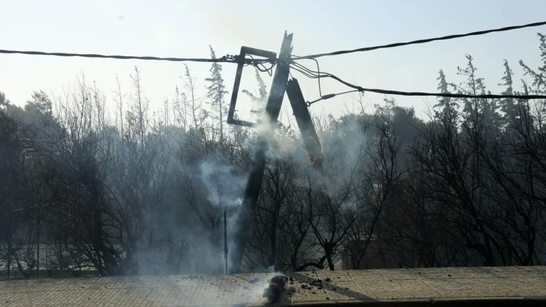 Φωτιά στην Αττική: Ζημιές σε τουλάχιστον 129 στύλους ηλεκτροδότησης