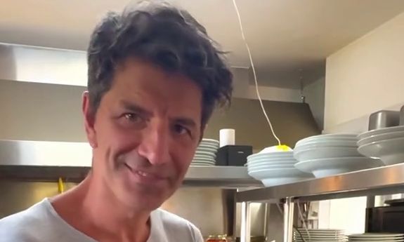Σκιάθος: Ο «Σεφ» Σάκης Ρουβάς μαγειρεύει Μπιάνκο – Η μπηχτή στον SNIK για τον Βρωμόλιμνο