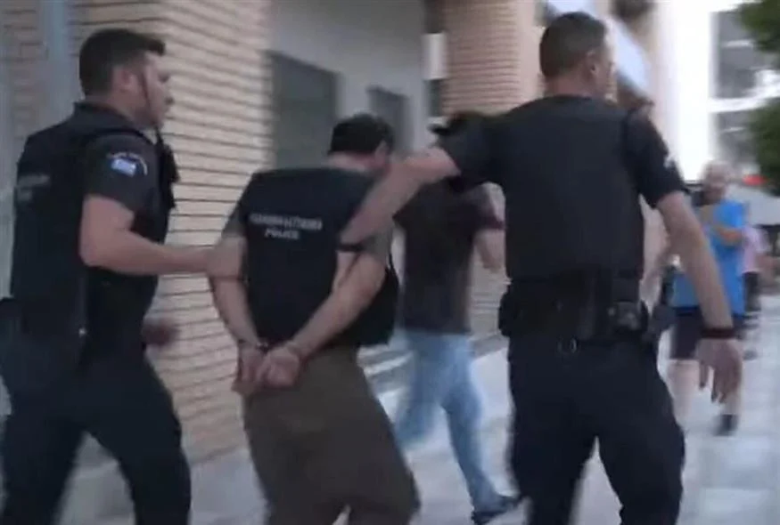 Το προφίλ του 40χρονου που βίαζε την κόρη του - Θεωρίες συνωμοσίας για τον κορωνοϊό και… Χούντα στα social media