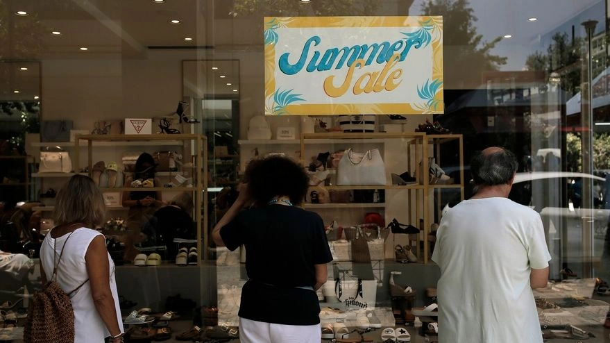 Χαμηλές «πτήσεις» στην αγορά τον πρώτο μήνα των θερινών εκπτώσεων