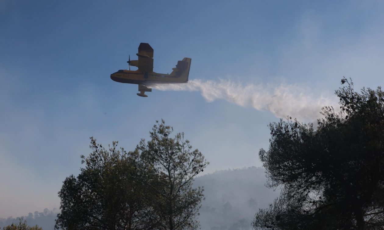 Φωτιά σε δασική έκταση στο Ζεμενό Κορινθίας – Σηκώθηκαν και εναέρια