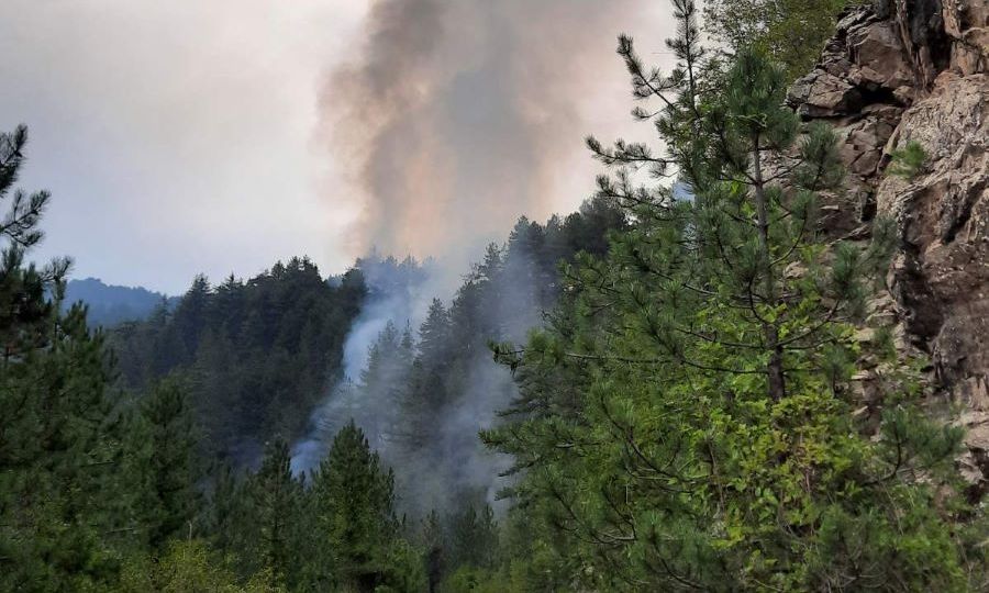 Φωτιά ξέσπασε από πτώση κεραυνού