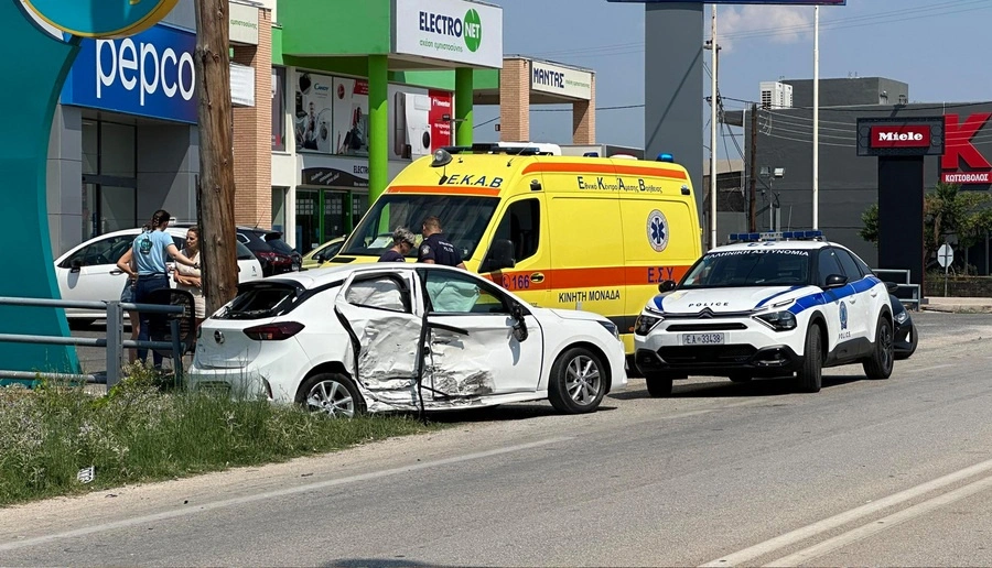 Τροχαίο ανάμεσα σε αστικό λεωφορείο και δύο ΙΧ – Ακολούθησε μποτιλιάρισμα