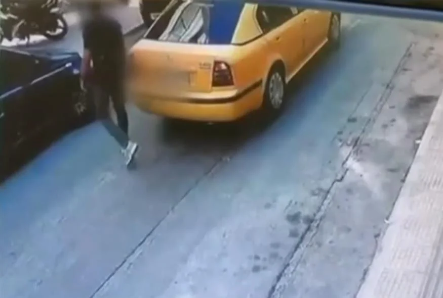 Βίντεο - ντοκουμέντο: Η στιγμή της σύλληψης της υπαλλήλου του ΕΦΚΑ που κατηγορείται για δωροληψία