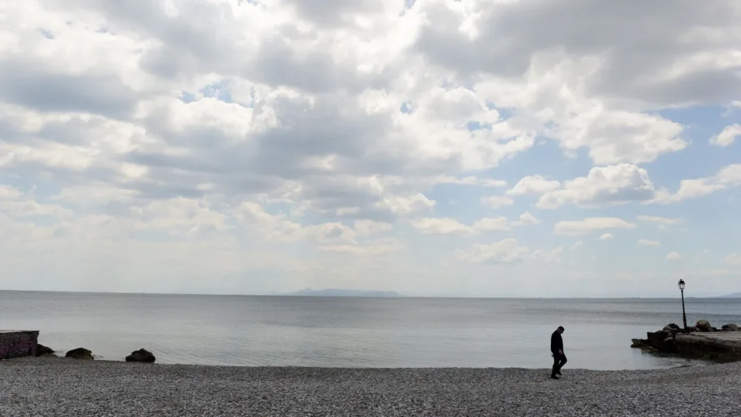 Αλλάζει ο καιρός: Αστάθεια, πτώση του υδραργύρου και έντονες μπόρες