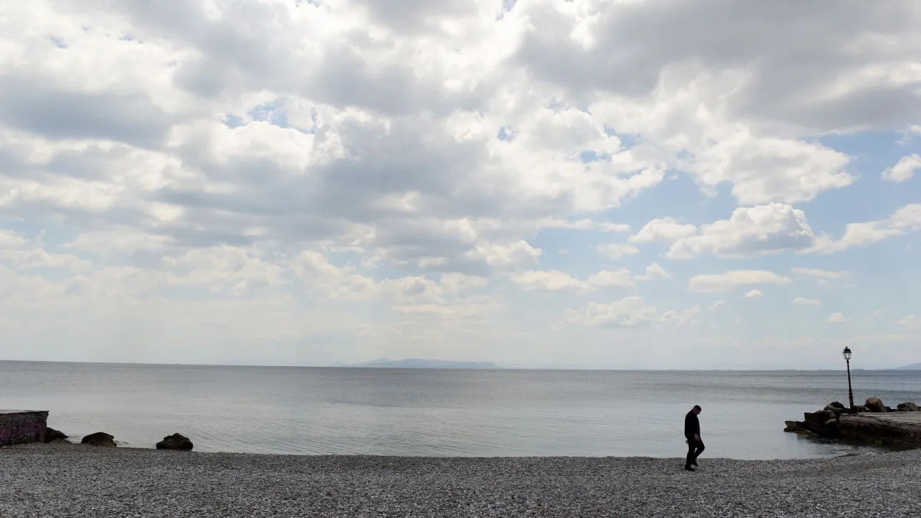 Αλλάζει ο καιρός: Αστάθεια, πτώση του υδραργύρου και έντονες μπόρες