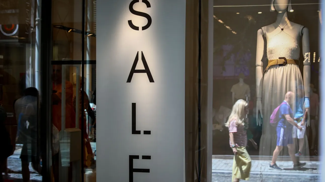 Αντίστροφη μέτρηση για τη λήξη των θερινών εκπτώσεων