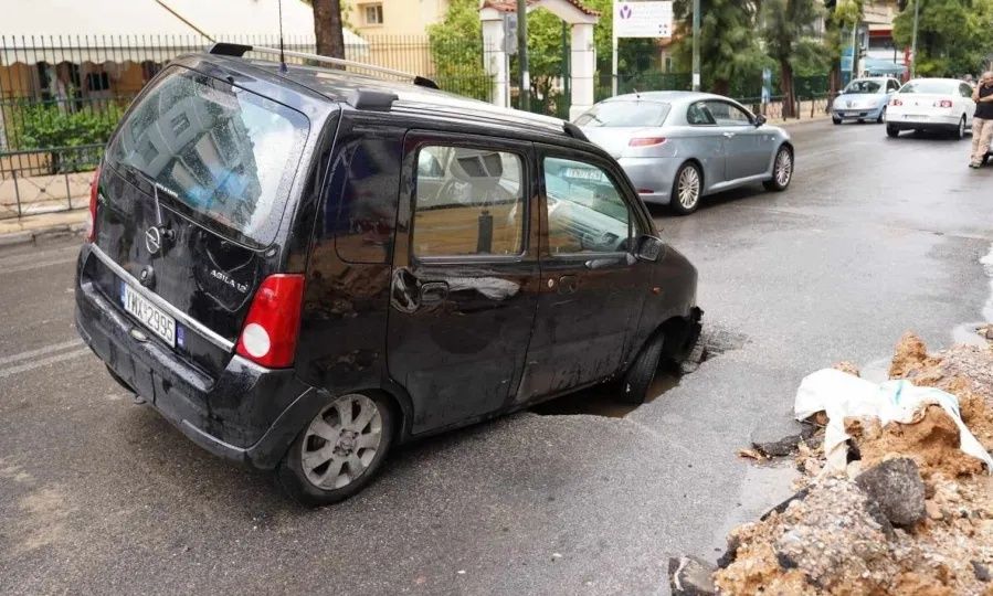 Κακοκαιρία: Αυτοκίνητο έπεσε σε τρύπα