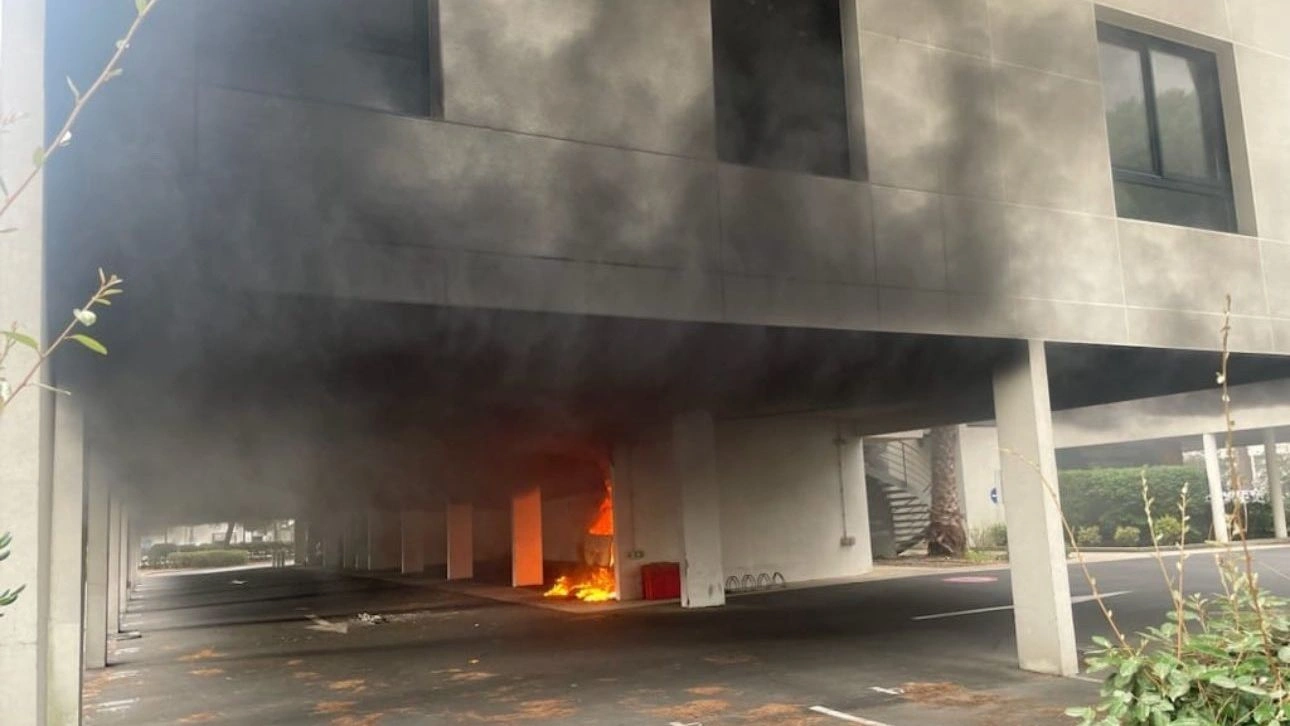 Γαλλία: Αυτοκίνητα πυρπολήθηκαν και σημειώθηκε έκρηξη μπροστά σε συναγωγή