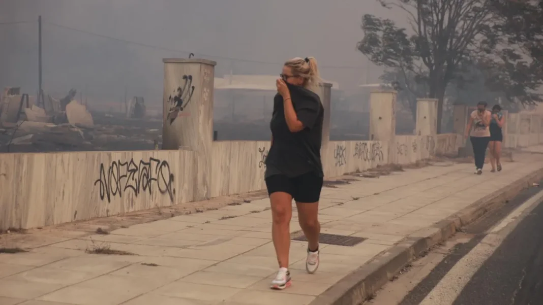 Περικυκλωμένο από τις φλόγες και το δασαρχείο Πεντέλης – Αγωνία για τον Γέρακα