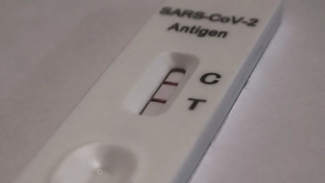 ΕΟΔΥ: 771 νέες εισαγωγές, 9 διασωληνώσεις για covid – 29 θάνατοι την εβδομάδα του δεκαπενταύγουστου