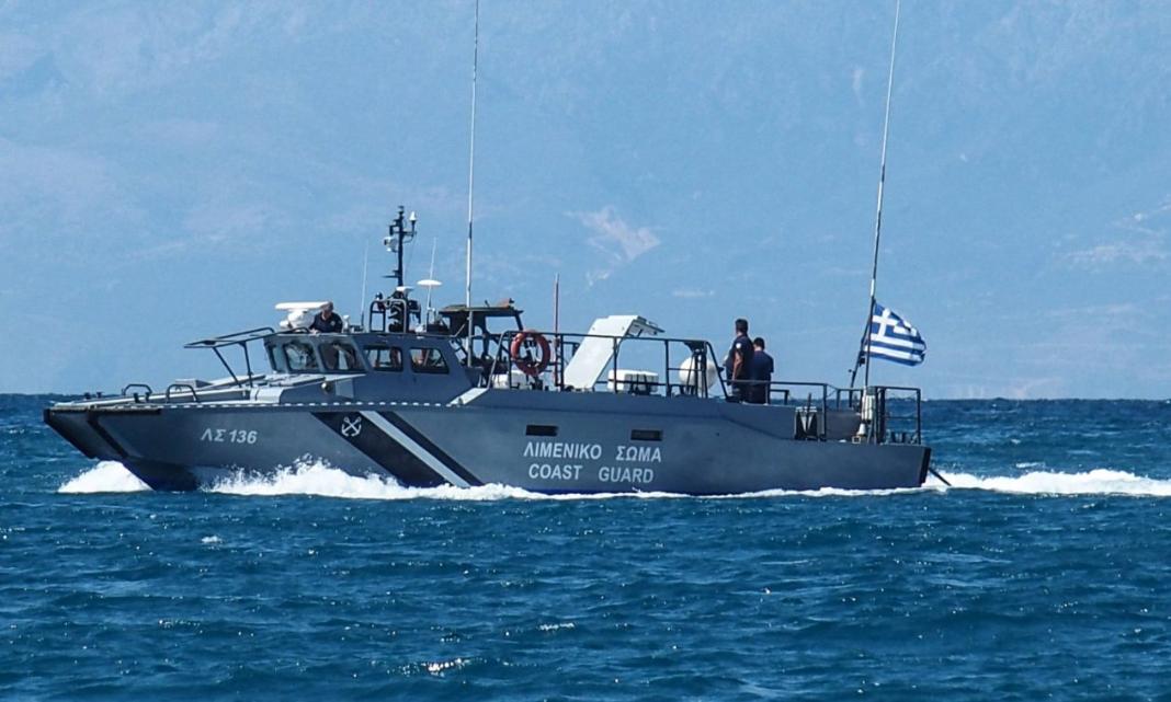 Ακινητοποιήθηκε ιστιοφόρο με 10 επιβάτες στα ανοιχτά