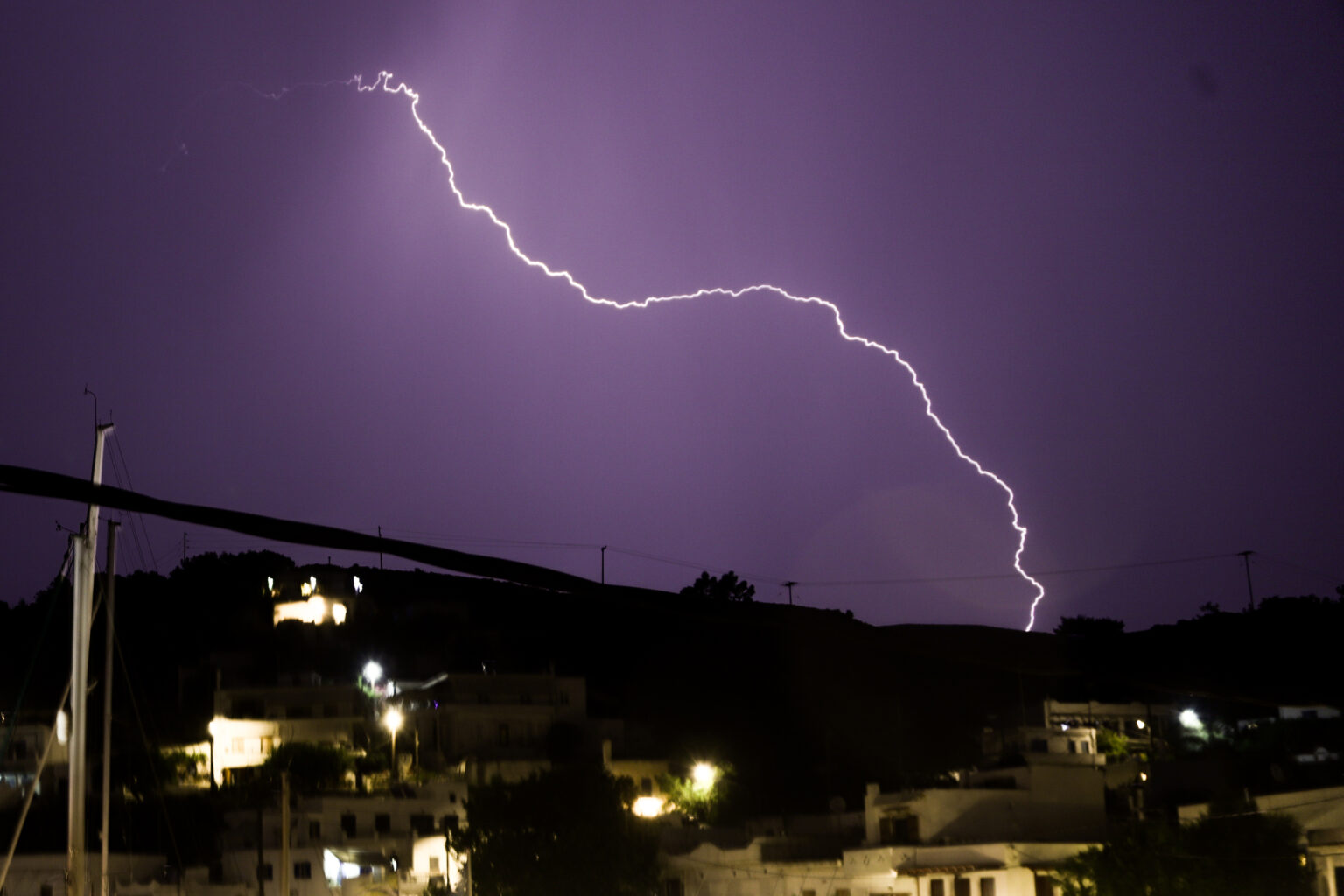 Καιρός: Πάνω από 50.000 κεραυνοί έπεσαν σήμερα – Πού αναμένονται καταιγίδες την Κυριακή