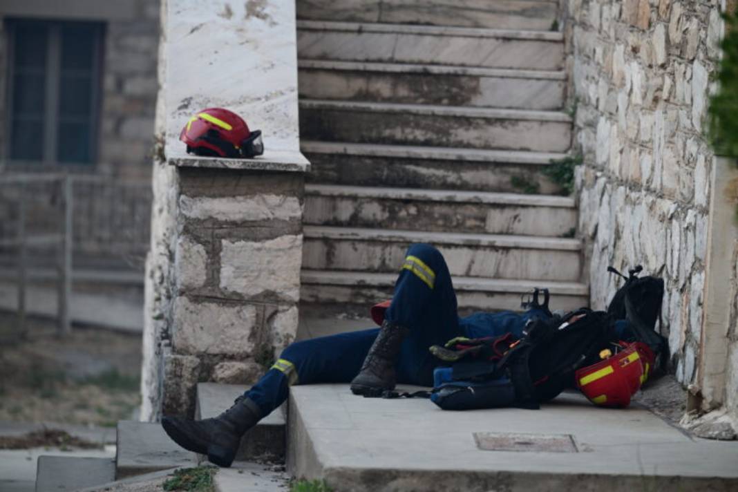 Φωτιά στην Αττική: Συγκλονίζει η εικόνα του πυροσβέστη μετά την ολονύχτια μάχη