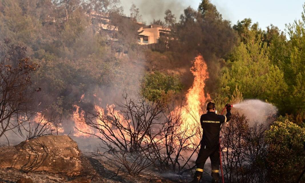 Φωτιά στην Αττική: Δυνατοί άνεμοι και ριπές έως 85 χιλιόμετρα τις επόμενες ώρες