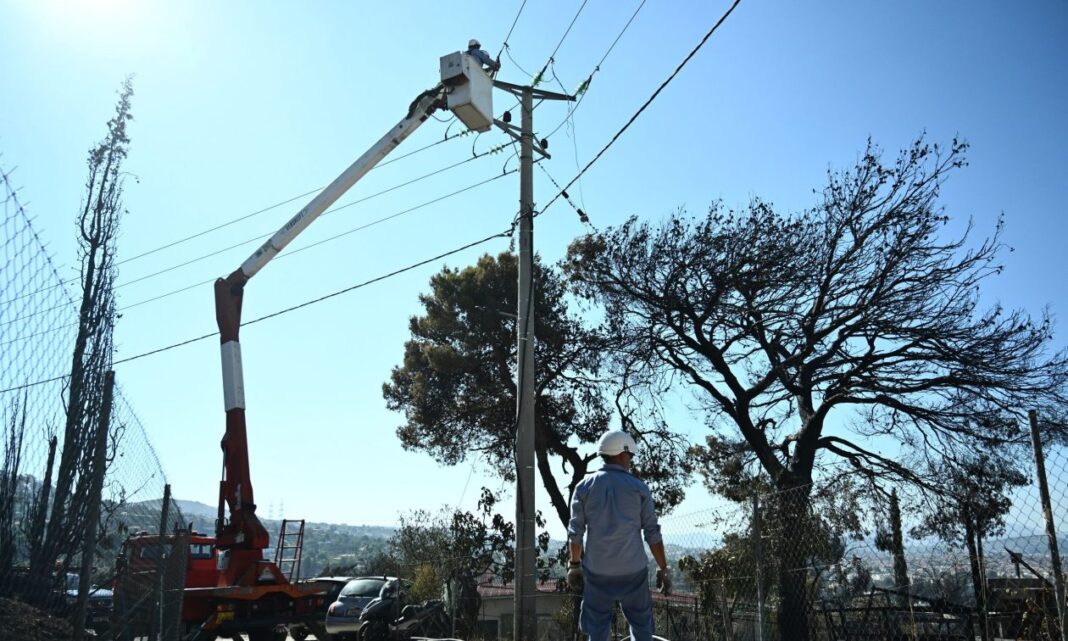 Φωτιά στην Αττική: Προβλήματα στην ηλεκτροδότηση – Αγώνας δρόμου για αποκατάσταση έως το βράδυ