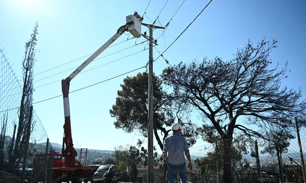 Φωτιά στην Αττική: Προβλήματα στην ηλεκτροδότηση – Αγώνας δρόμου για αποκατάσταση έως το βράδυ