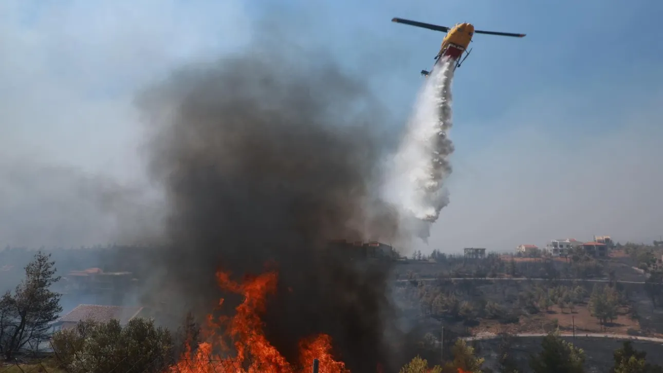 Φωτιά ξέσπασε στη Βόνιτσα – «Σηκώθηκαν» τέσσερα αεροπλάνα