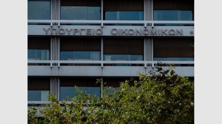Προϋπολογισμός: Υπέρβαση του στόχου στο πρωτογενές πλεόνασμα – Αύξηση 2,3% στα καθαρά έσοδα επταμήνου