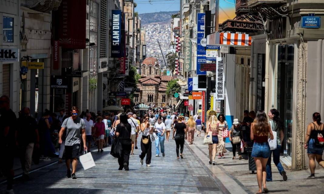 Ελαφρύνσεις 880 εκατ. ευρώ: Αυξάνονται συντάξεις, μειώνονται εισφορές - Όλοι οι δικαιούχοι