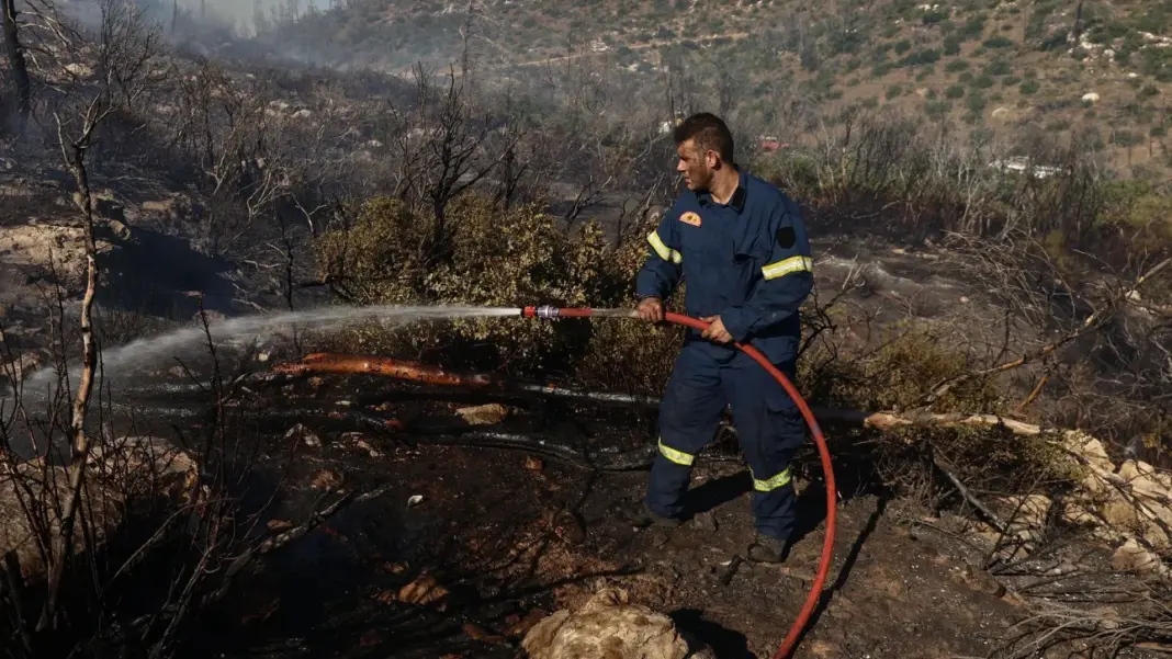 Πυρκαγιά στο Σχιστό Κορυδαλλού – Επιχειρούν εναέρια μέσα