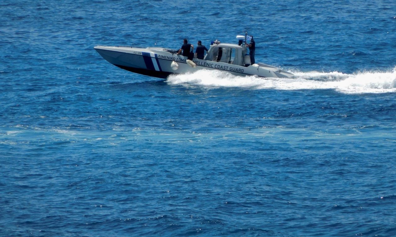 Καρέ-καρέ το επεισόδιο στη Σύμη – Όλα όσα έγιναν με τους δουλεμπόρους και το λιμενικό σκάφος