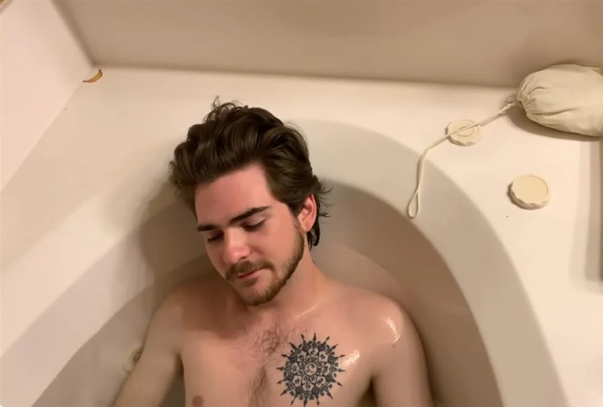 Φλέρταρε με τον θάνατο: Youtuber άφησε Μαύρη Χήρα να τον δαγκώσει - «Ο πιο οδυνηρός που έχω νιώσει»