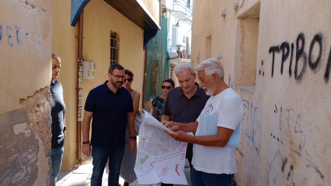Αυτοψία του Δημάρχου Ηρακλείου στην Αγία Τριάδα – Στο επίκεντρο οι μελέτες του έργου ανάπλασης