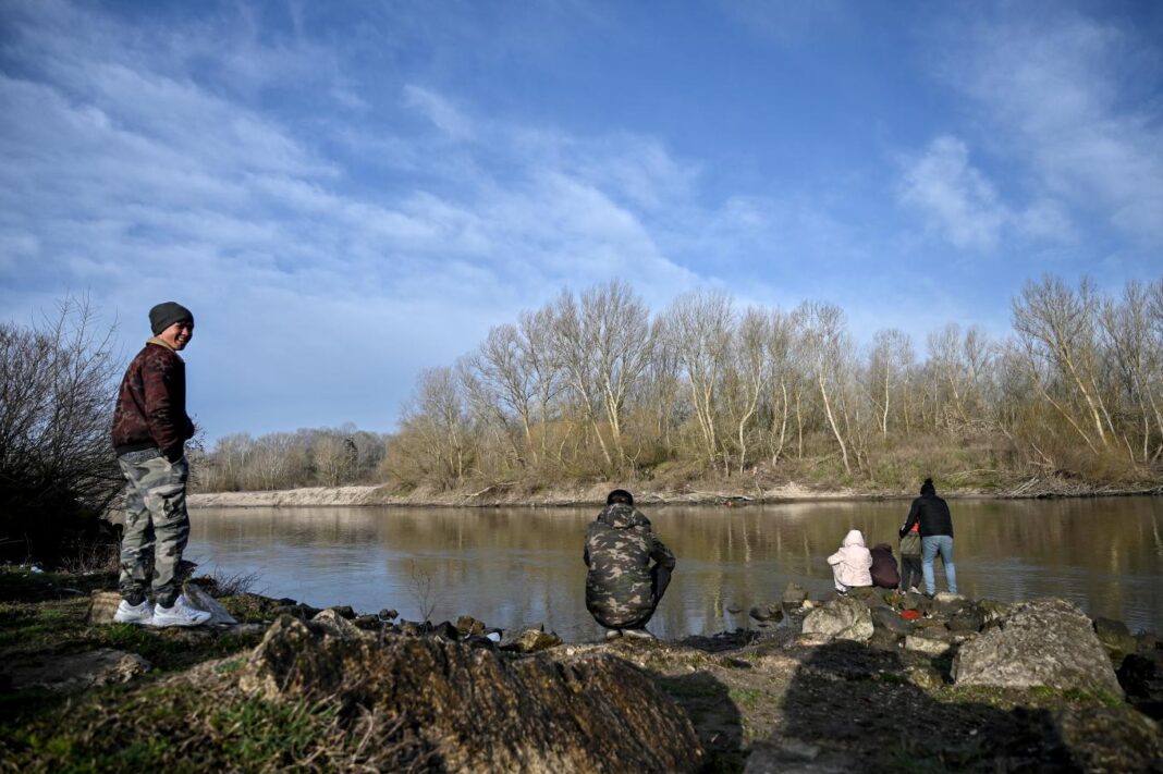 Συλλήψεις τριών αλλοδαπών για τη μεταφορά 67 μη νόμιμων μεταναστών στην Ελλάδα