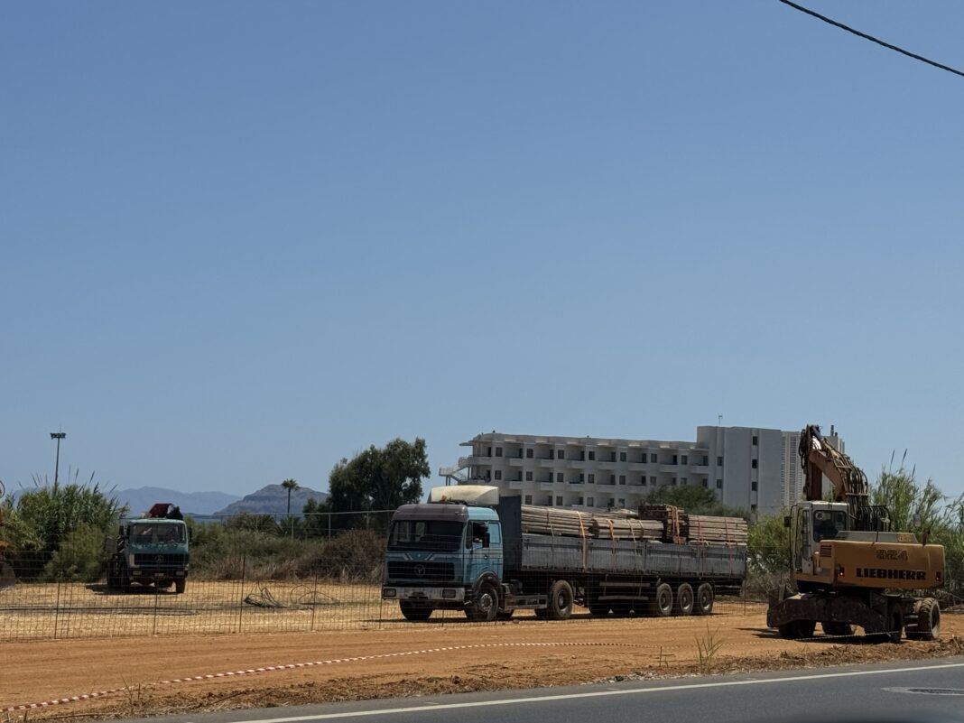 Ξεκίνησαν οι εργασίες ανάπλασης των πεζοδρομίων του τμήματος Μάλεμε – Κολυμπάρι