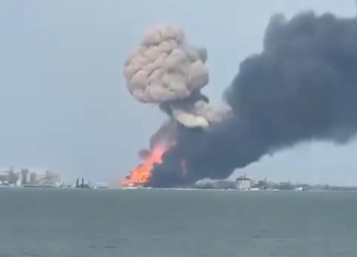 Πυρκαγιά σε ρωσικό πλοίο που μετέφερε καύσιμα μετά από πλήγμα ουκρανικού πυραύλου