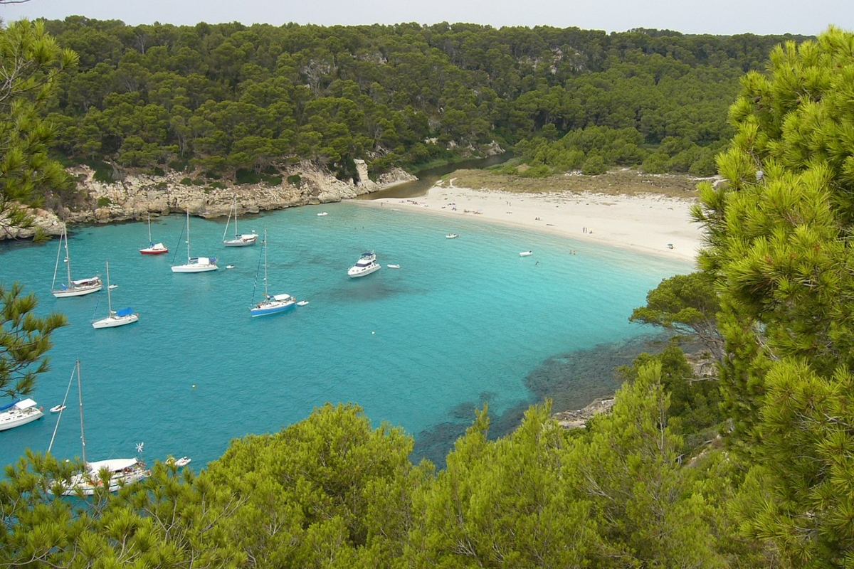 Ισπανία: Δημοφιλής προορισμός στέλνει στις κάλπες την απαγόρευση των τουριστών