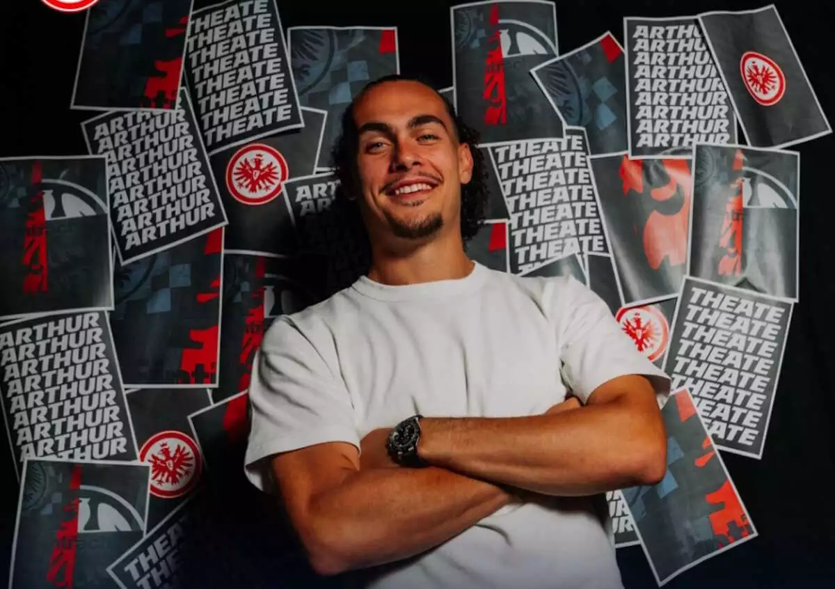 Η Αϊντραχτ Φρανκφούρτης ανακοίνωσε την απόκτηση του Τεάτ μετά την αποτυχία με Κουλιεράκη