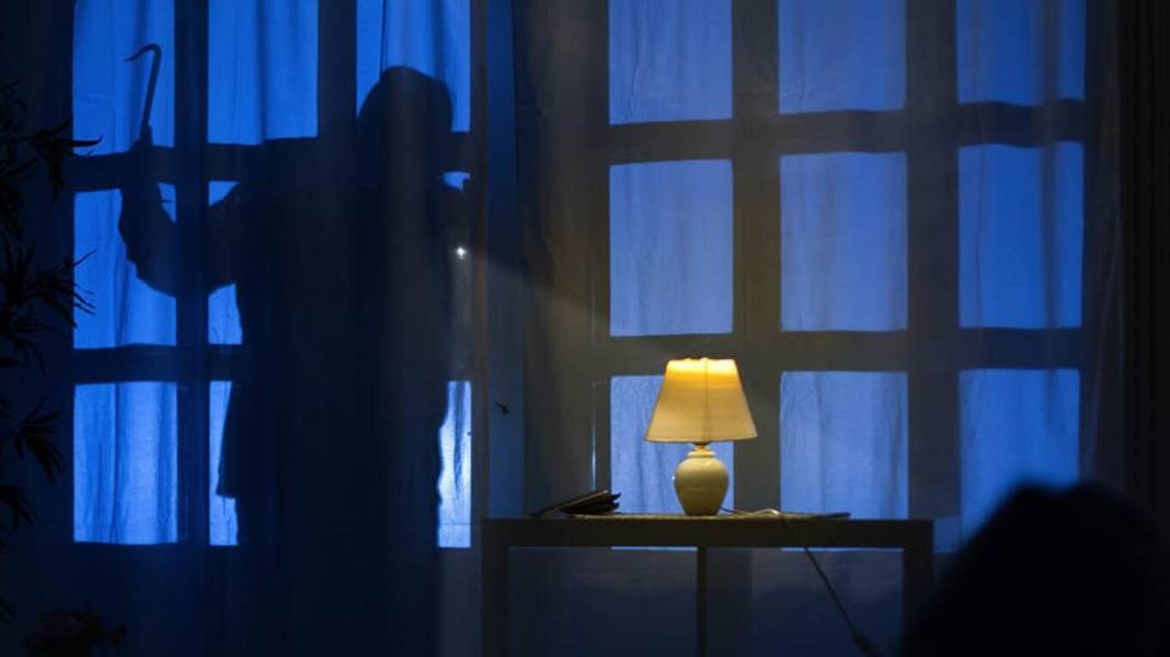 Έπιασαν στον ύπνο τους ενοίκους πέντε σπιτιών