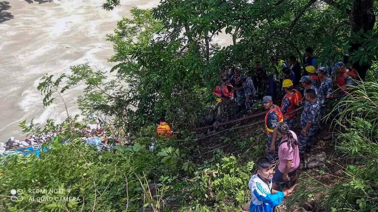 Τουλάχιστον 27 νεκροί από πτώση λεωφορείου σε ποτάμι στο Νεπάλ