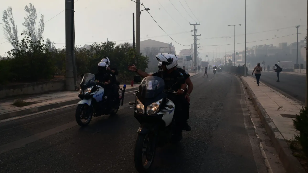 Έσβησε η φωτιά στον Μαραθώνα – Μόνο καπνούς αντιμετωπίζει η Πυροσβεστική