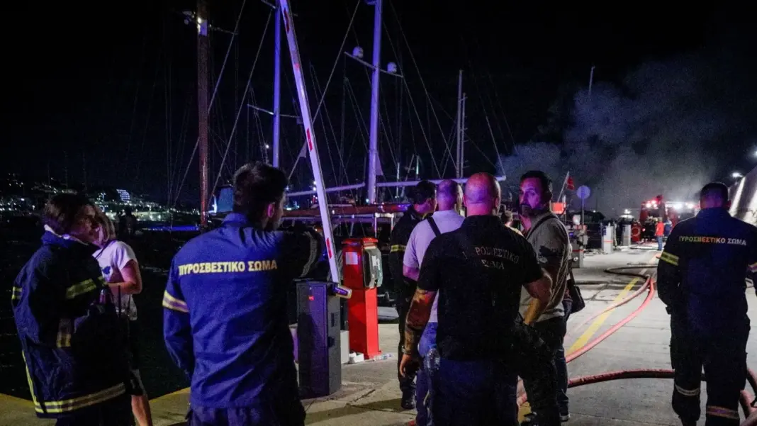 Βυθίστηκαν τρία σκάφη μετά τη φωτιά στη Μαρίνα Ζέας