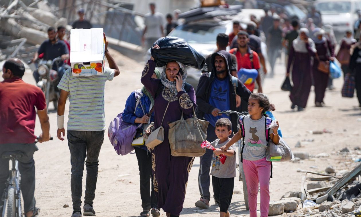 Γάζα: Τα κορίτσια κόβουν τα μαλλιά τους λόγω έλλειψης χτενών, σαμπουάν ή σαπουνιού