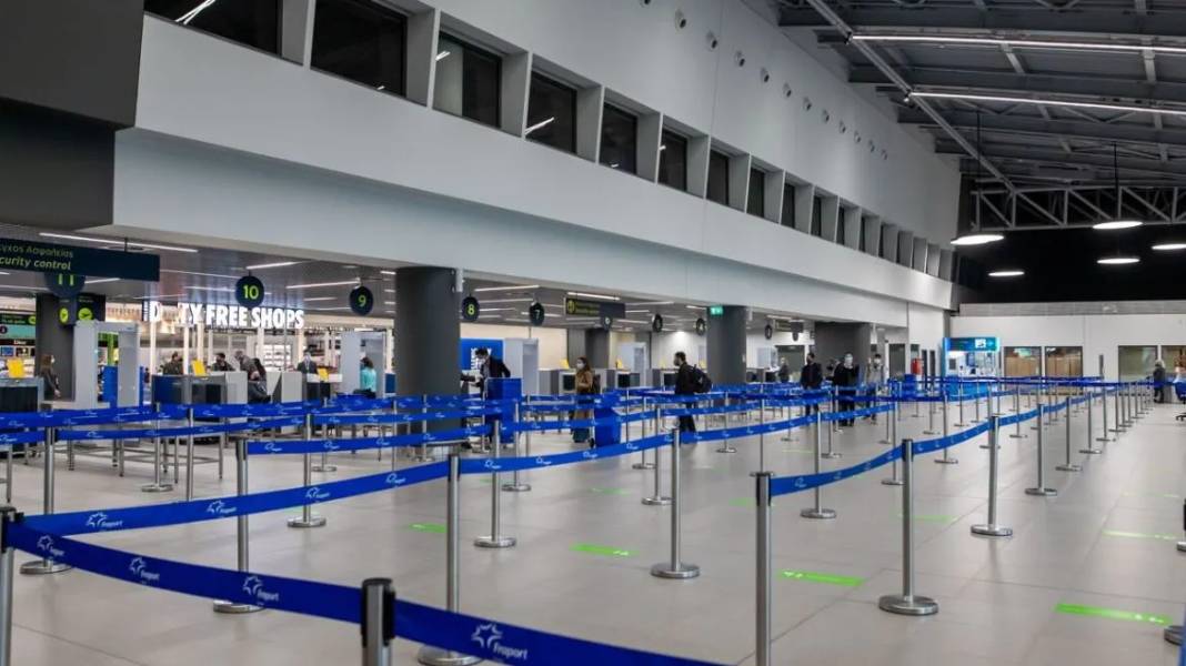 Καταδικάστηκε 60χρονος που έφτασε στο αεροδρόμιο με 3.000 λαθραία πακέτα με τσιγάρα