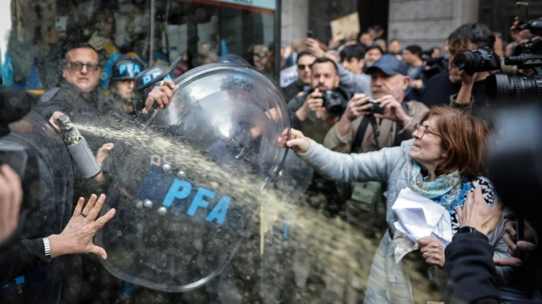 Αργεντινή: Δακρυγόνα κατά συνταξιούχων που διαμαρτύρονται για τις πολιτικές του Μιλέι
