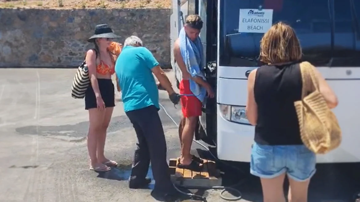 Κρήτη: Viral o oδηγός λεωφορείου που ξεπλένει τους τουρίστες από την άμμο πριν μπουν στο όχημα