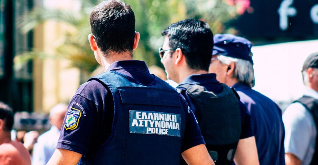 Γονείς και παιδιά έτρεχαν να σωθούν στο beach bar - «Δέχθηκε σφαίρα στο στέρνο» λέει διασώστης