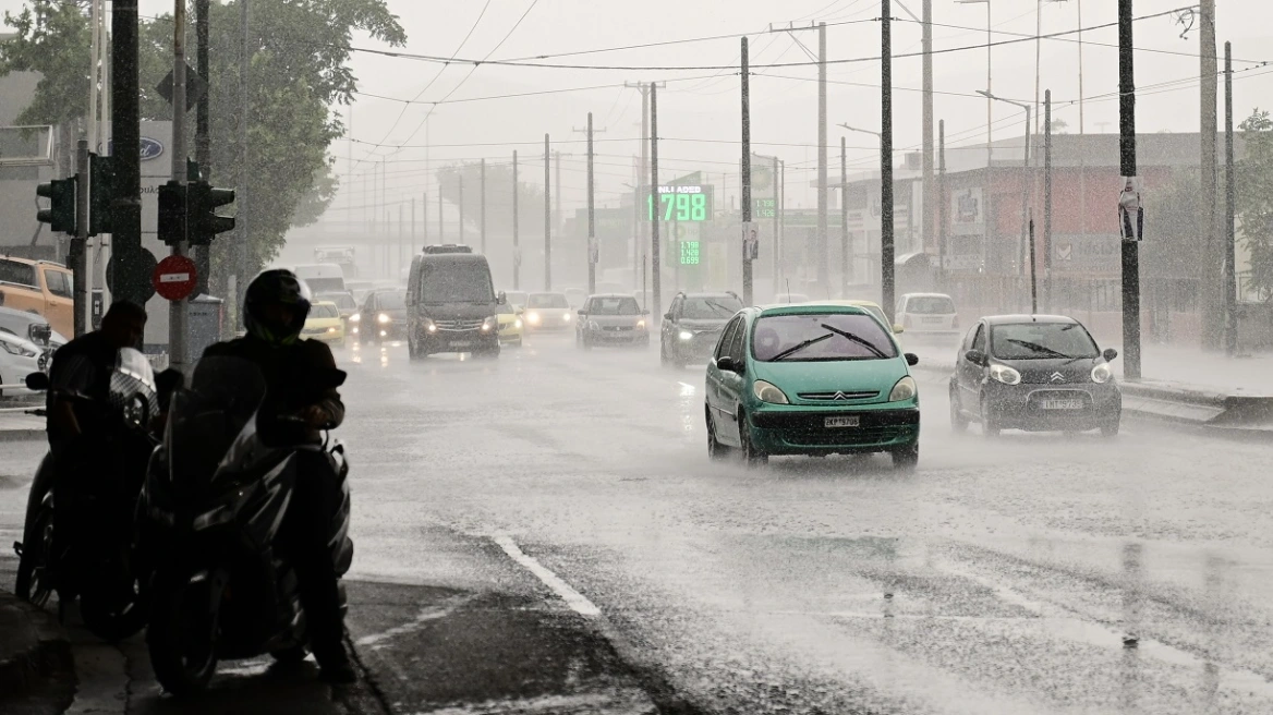 Νέο έκτακτο δελτίο καιρού – Κεραυνοί και χαλάζι σε τέσσερις περιοχές τις επόμενες ώρες